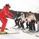 Skilehrer mit Gruppe